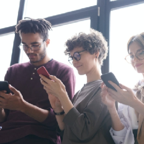 【快訊】用安卓手機很丟臉？他爆料友行為：愛慕虛榮