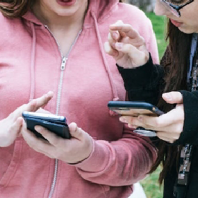 【快訊】心痛至極！iPhone 14才剛買 老闆貼完保護貼竟狠敲核桃