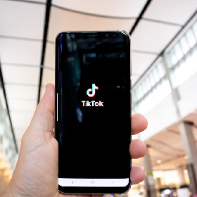 【快訊】大家一天看多久？市調：美國成年人每日１小時看TikTok