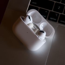 【快訊】充電盒成另類操控器？蘋果AirPods新專利曝