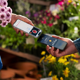 【快訊】路邊攤、菜市場都能用！「iPhone 卡緊收」登台