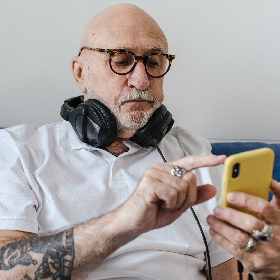 【快訊】你都滑多久？最新調研揭台灣人每天超過 7 小時在看螢幕