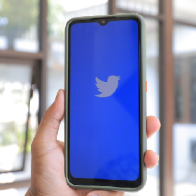 【快訊】不只藍勾勾！推特還有金勾勾認證 月費驚呆網