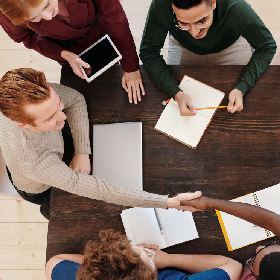 【快訊】厭倦資訊轟炸！美國 Z 世代搶購功能手機