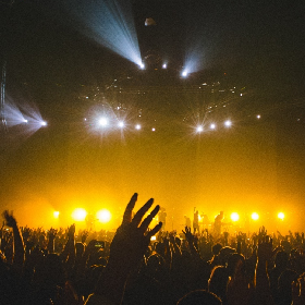 【快訊】拿全新iPhone參加演唱會 一原因鏡頭燒壞大崩潰