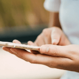 【快訊】歐盟要求2027手機「易換電池」 蘋果高層首度表態