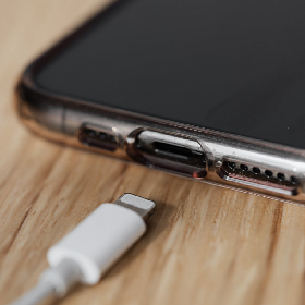【快訊】 iPhone 15 USB-C 接頭不通用？傳恐有「特規」