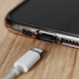 【快訊】iPhone 15 附贈 USB-C 充電線曝光！傳輸速度還是一樣慢？