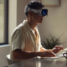【快訊】 Vision Pro 明年3月才登場？外媒透露：將採預約制
