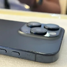 【快訊】iPhone 15 Pro又出問題！爆組裝出現瑕疵「背蓋漏膠」