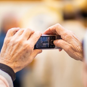 【快訊】最強孝親機：買這幾款手機有孝爸媽 輕鬆過整年