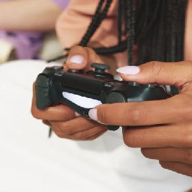 【快訊】玩電腦遊戲用哪個手把好？網讚它手感最佳