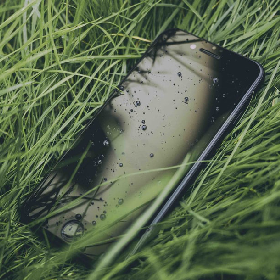 【快訊】颱風天手機進水該怎辦？他靠「排水神曲」救手機驚呆網友