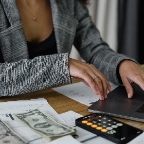 【理財專知】平均月薪最高行業是它！最低為行政總務