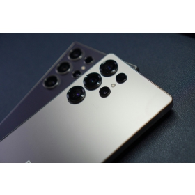 【快訊】Galaxy S26 Ultra設計曝光?圓潤新造型、與iPhone實機比一比