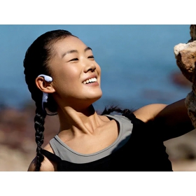 【快訊】聖誕送禮耳機怎麼選？斜掛式零感佩戴新體驗　骨傳導式解放雙耳