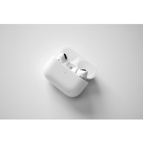 【快訊】AirPods 要有對手了？OpenAI 傳出打造 AI 耳機，劍指蘋果生態圈