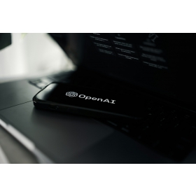 【快訊】OpenAI 首款 AI 硬體預計 2026 亮相：蘋果該擔心了？