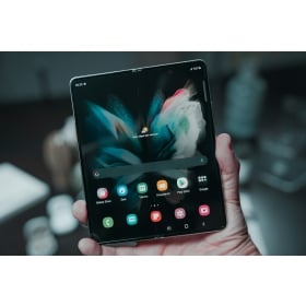 【快訊】iPhone Fold 傳摺疊螢幕幾乎無摺痕，Apple這次準備好了？