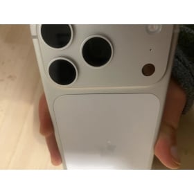 【快訊】iPhone 17 Pro 爆災情？ 網友抱怨：背板連接處翹起