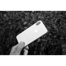 【快訊】20 週年 iPhone 外觀大改款？傳聞採用「無邊框」微曲面螢幕，視覺體驗更沉浸