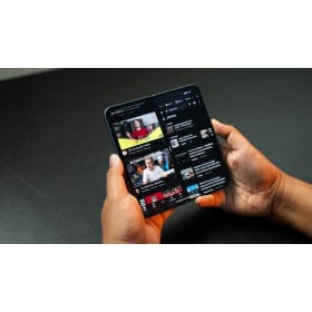 【快訊】Apple 傳規劃兩款全新「Ultra」產品，摺疊 iPhone 與 OLED 觸控 MacBook 有望登場