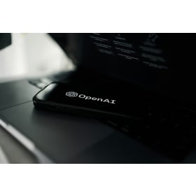 【快訊】OpenAI 首款硬體傳聞鎖定「無螢幕 AI 音箱」：能移動、會觀察