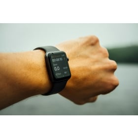 【快訊】Apple Watch 有望迎大改版？蘋果評估圓形螢幕、無螢幕健康手環